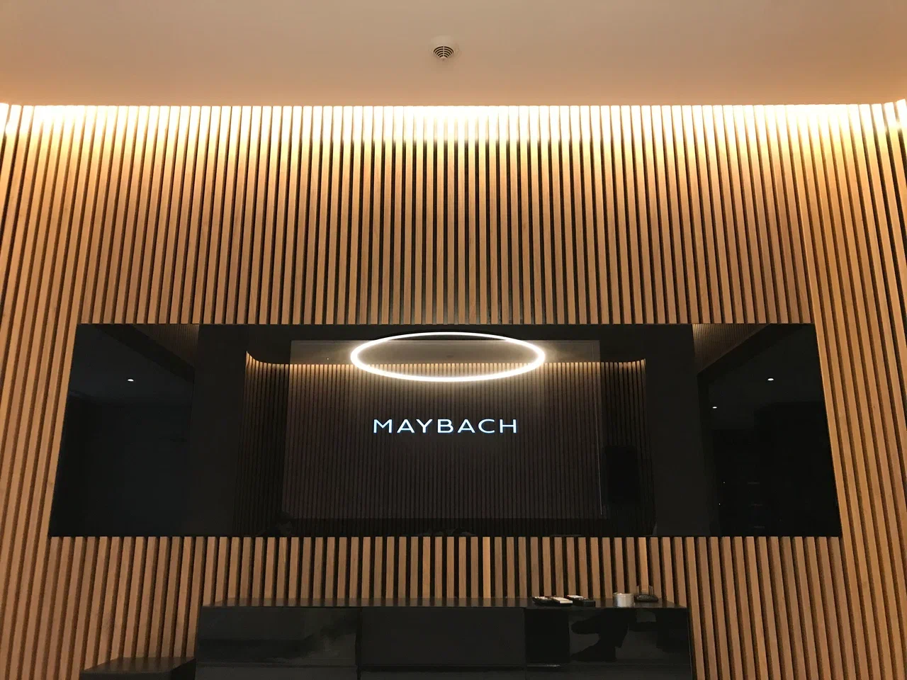 Экран домашнего кинотеатра в Maybach Suite