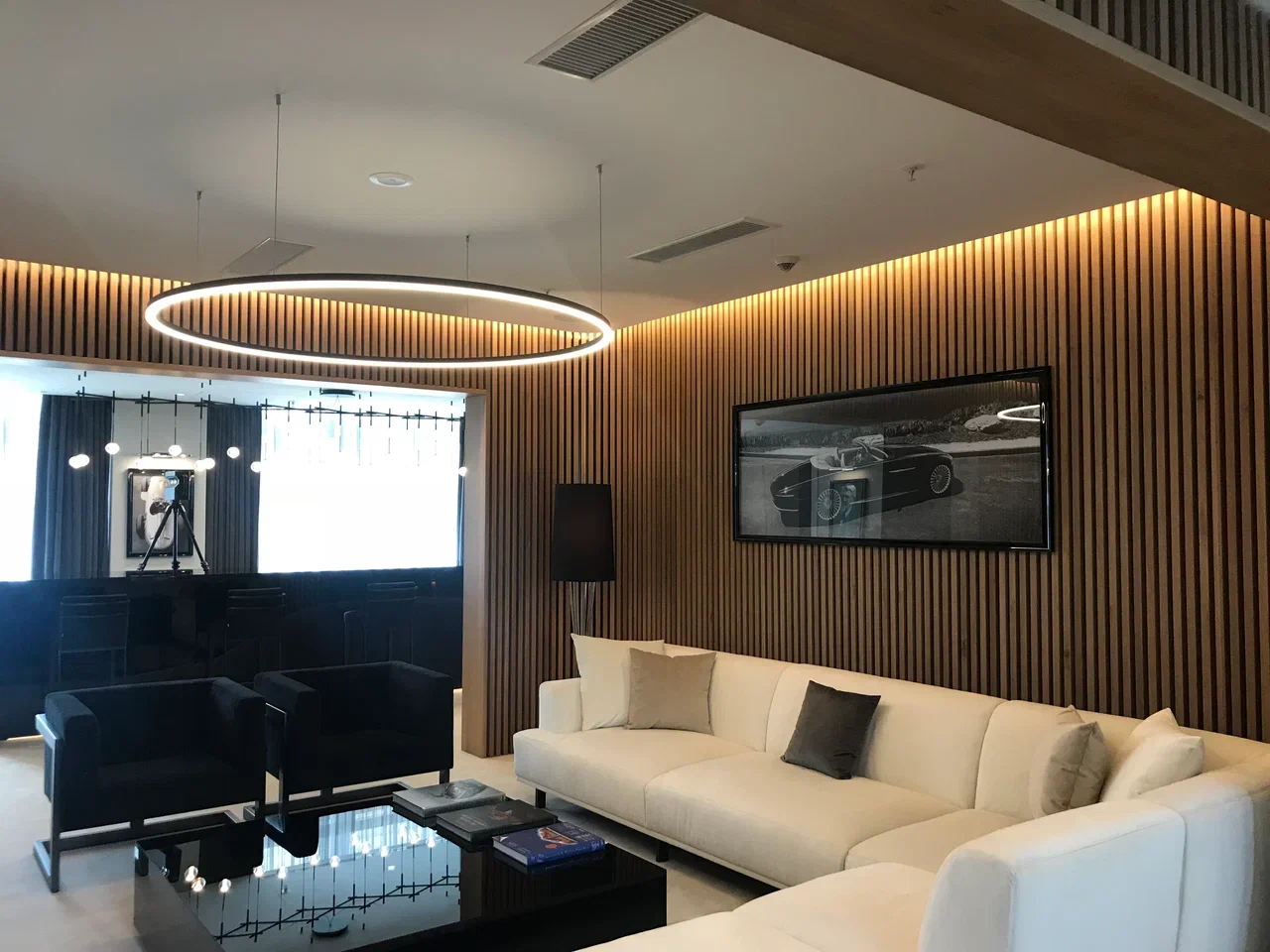 Гостиная Maybach Suite с белым диваном и акустикой в интерьере