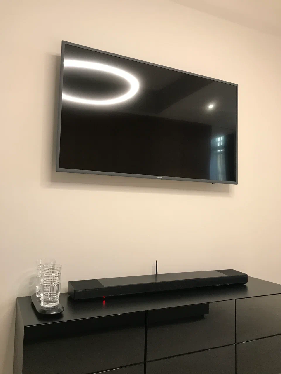Телевизор и саундбар в интерьере Maybach Suite